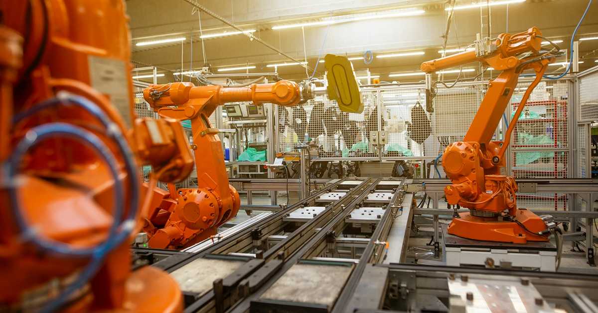 Robot paletyzujący układający kartony na palecie