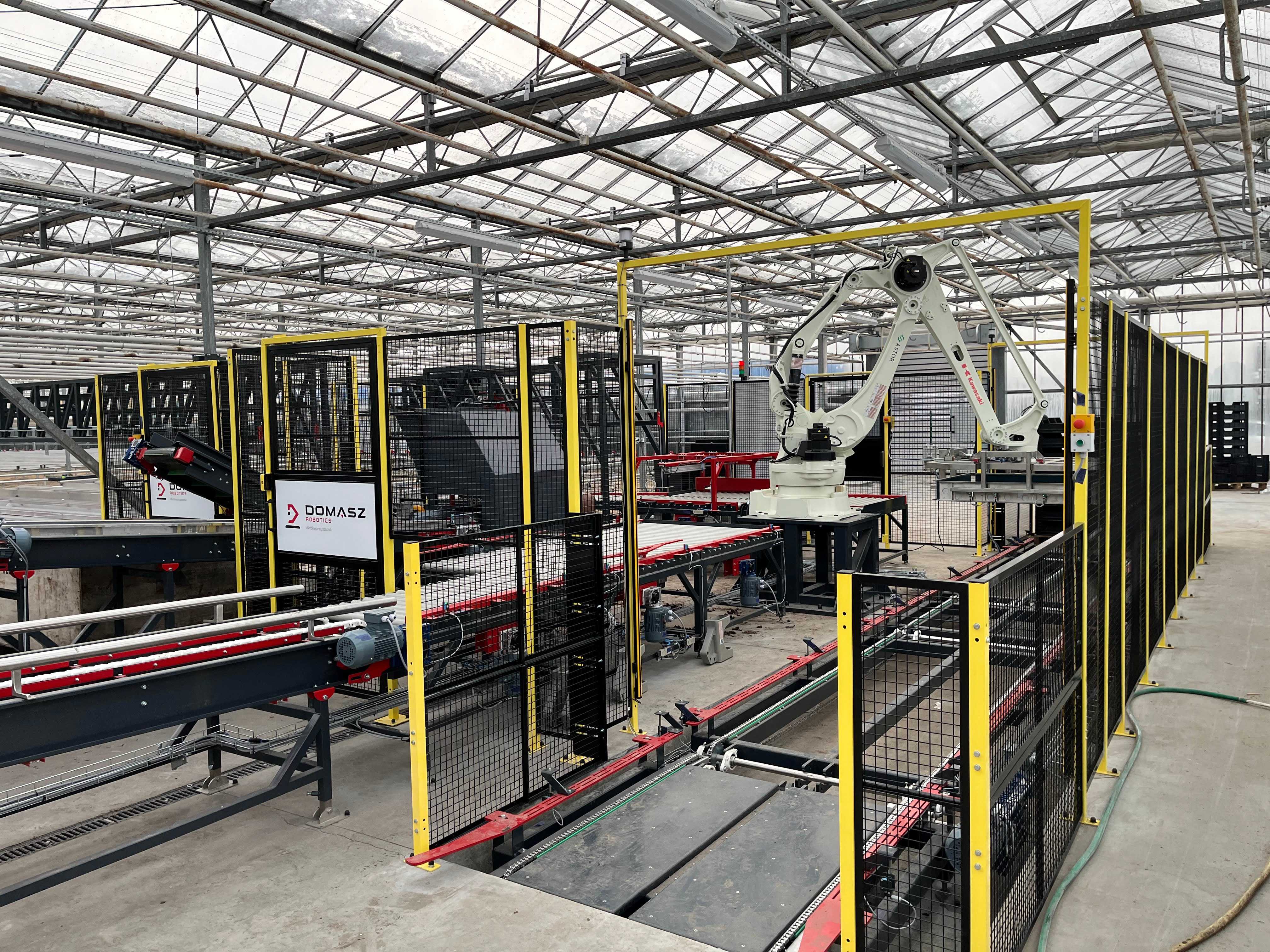 Palletizing station and chain conveyor for pallets